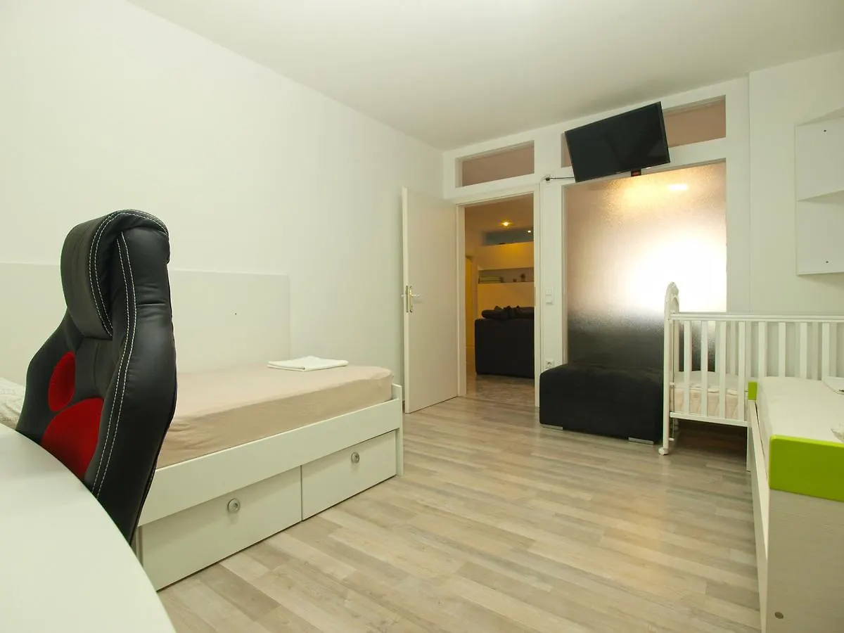 Apartments Slavka 1155 Pula Croatia